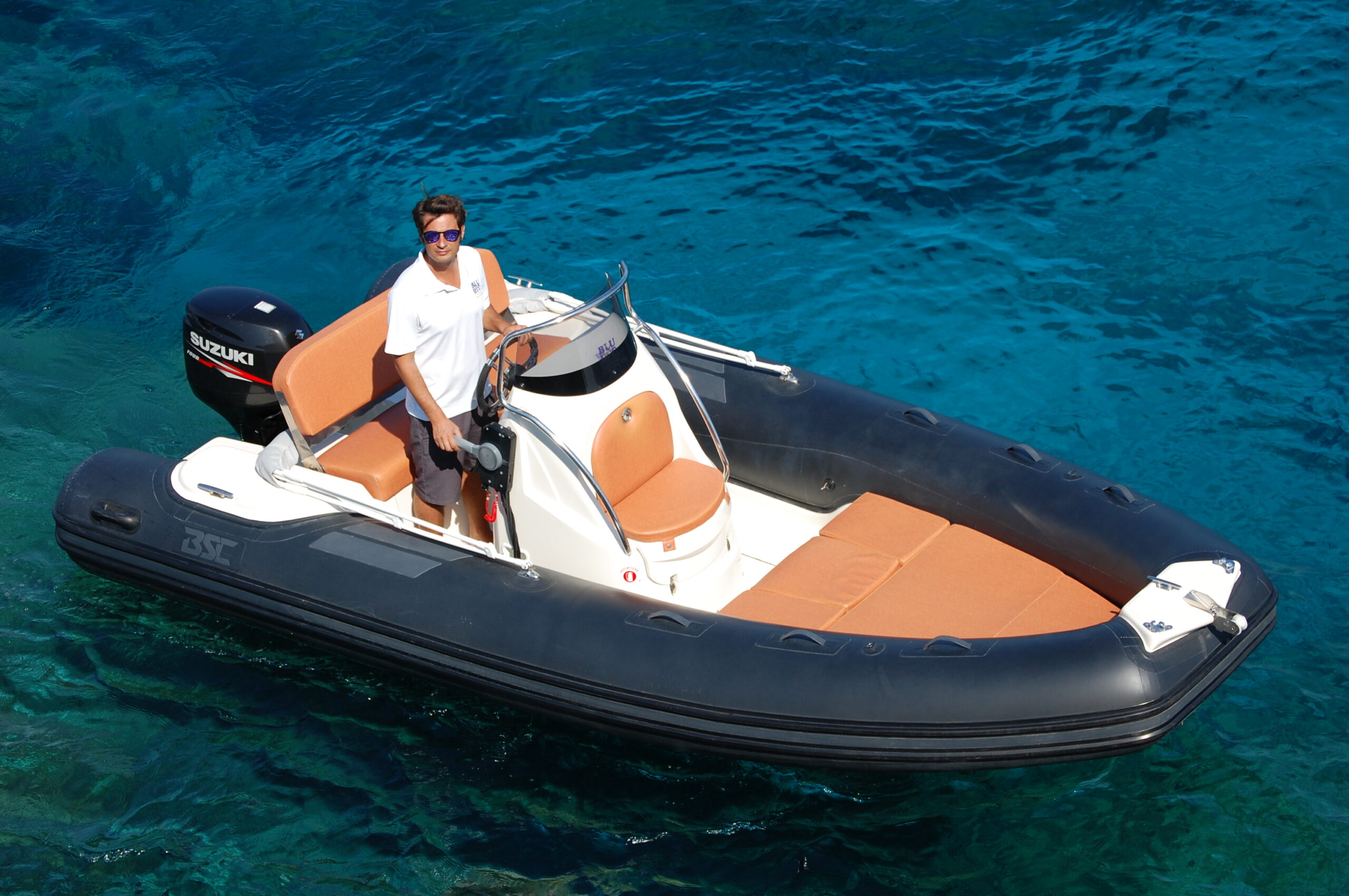 Gommone a noleggio per gruppi a Villasimius, perfetto per famiglie e amici