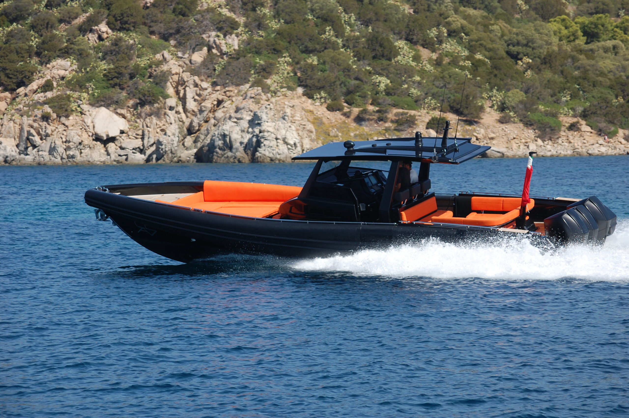 Gommone a noleggio ormeggiato nelle acque cristalline di Villasimius, Sardegna.