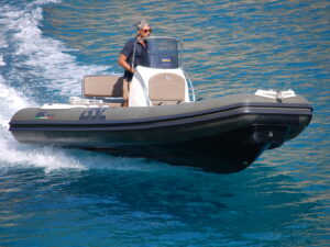 Gommone a noleggio ormeggiato nelle acque cristalline di Villasimius, Sardegna.