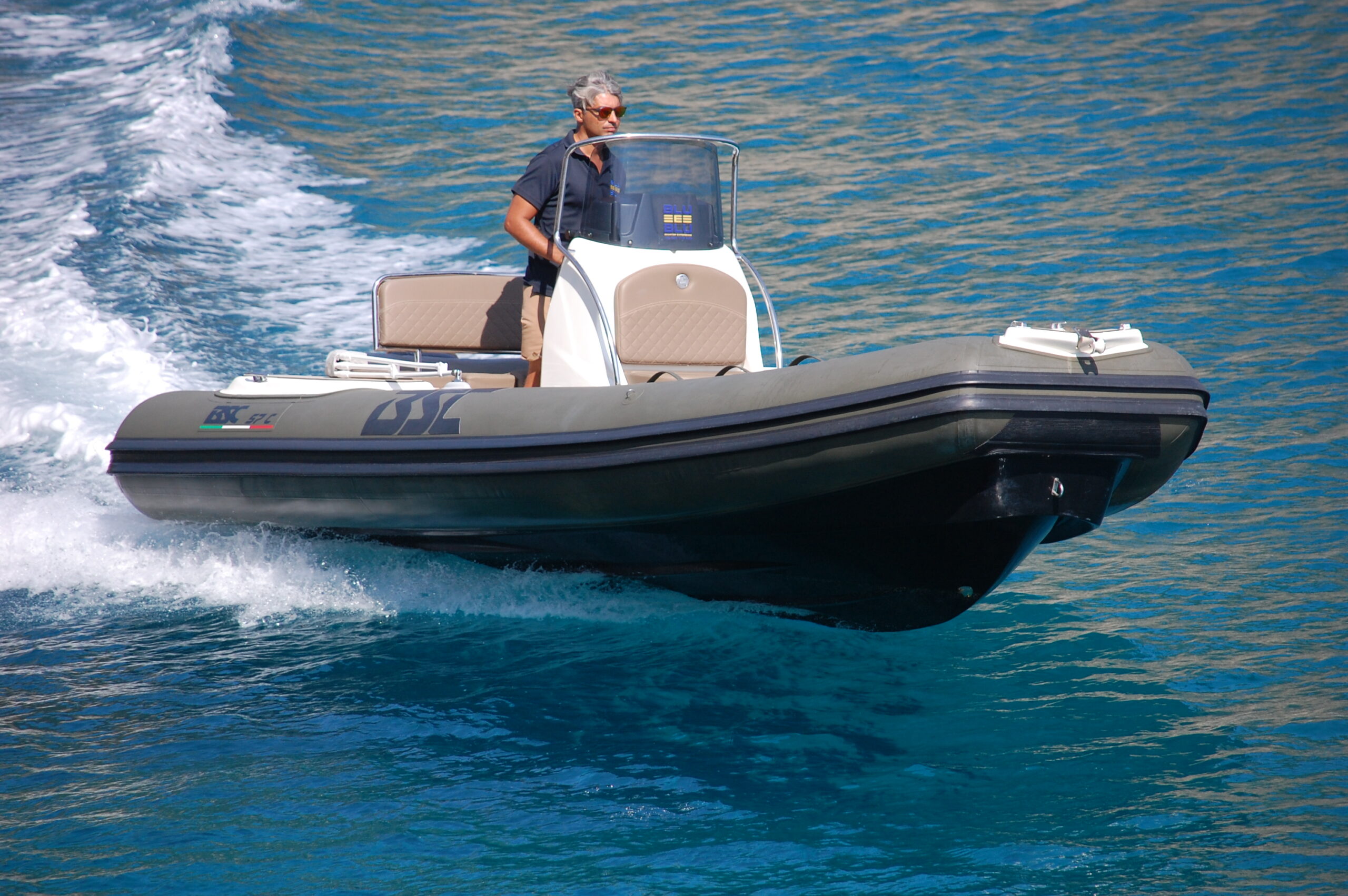 Gommone a noleggio ormeggiato nelle acque cristalline di Villasimius, Sardegna.