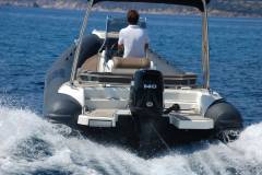 Gommone a noleggio ormeggiato nelle acque cristalline di Villasimius, Sardegna.