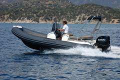 Gommone a noleggio ormeggiato nelle acque cristalline di Villasimius, Sardegna.