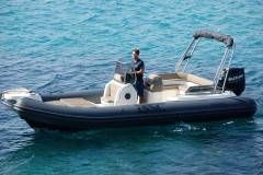 Gommone a noleggio ormeggiato nelle acque cristalline di Villasimius, Sardegna.