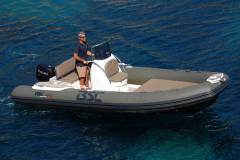 Gommone a noleggio ormeggiato nelle acque cristalline di Villasimius, Sardegna.